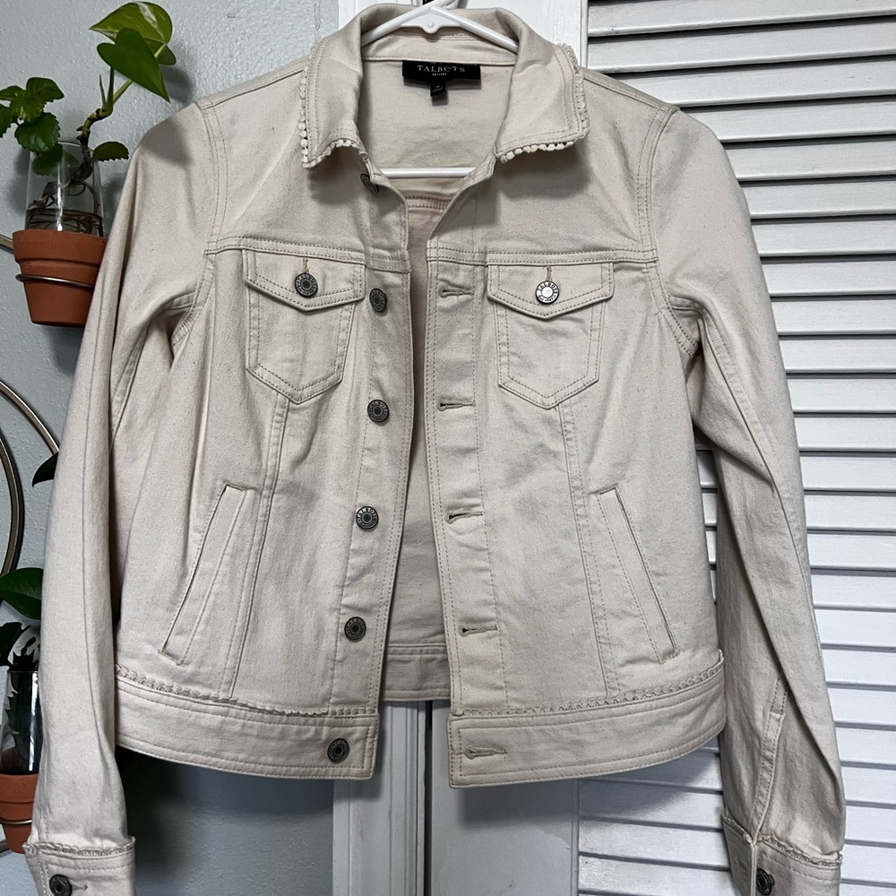 Super cute cream Jean jacket with adorable trim detail. Small petite